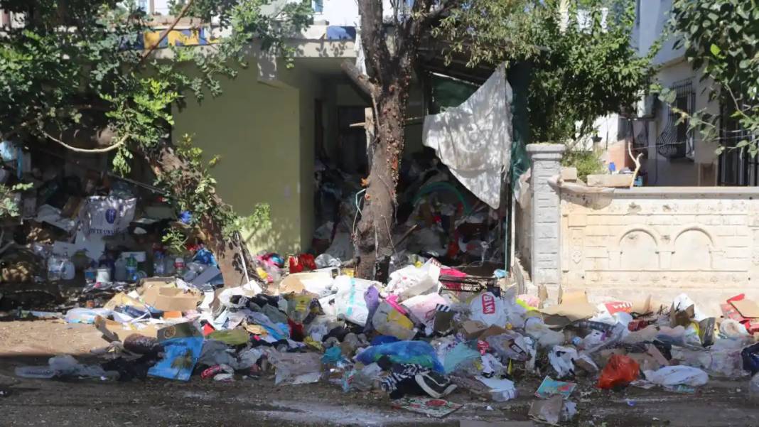 Kepez’de Çöp Ev Operasyonu! Kamyonla Çöp Çıkardılar 1